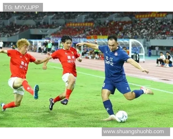 当红足球球星赛后被热情球迷真情表白引发全场轰动 当红足球球星赛后被热情球迷真情表白引发全场轰动